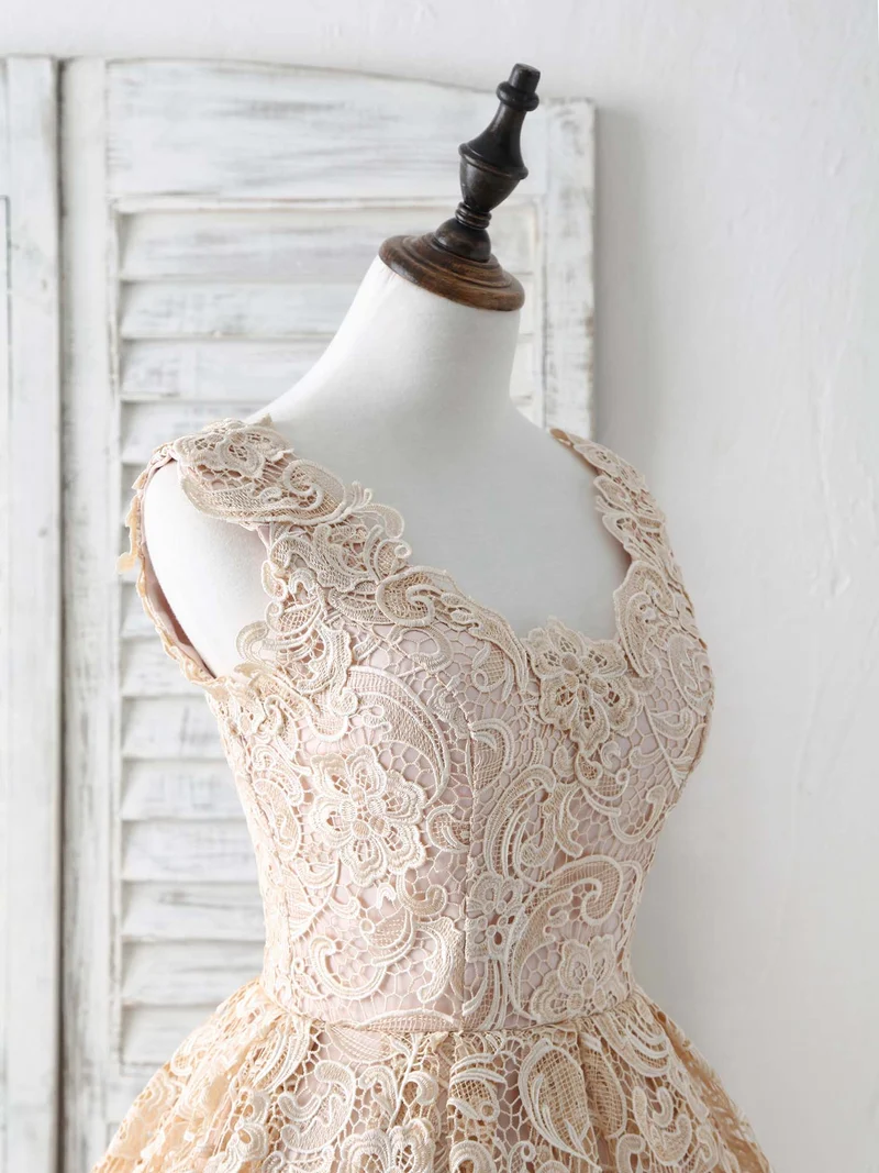 Robe de bal courte élégante en dentelle champagne à col en V, parfaite pour les demoiselles d'honneur