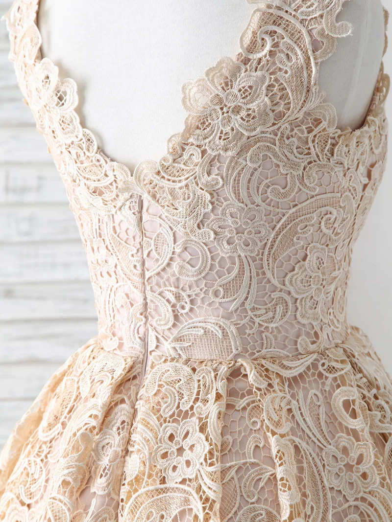 Robe de bal courte élégante en dentelle champagne à col en V, parfaite pour les demoiselles d'honneur