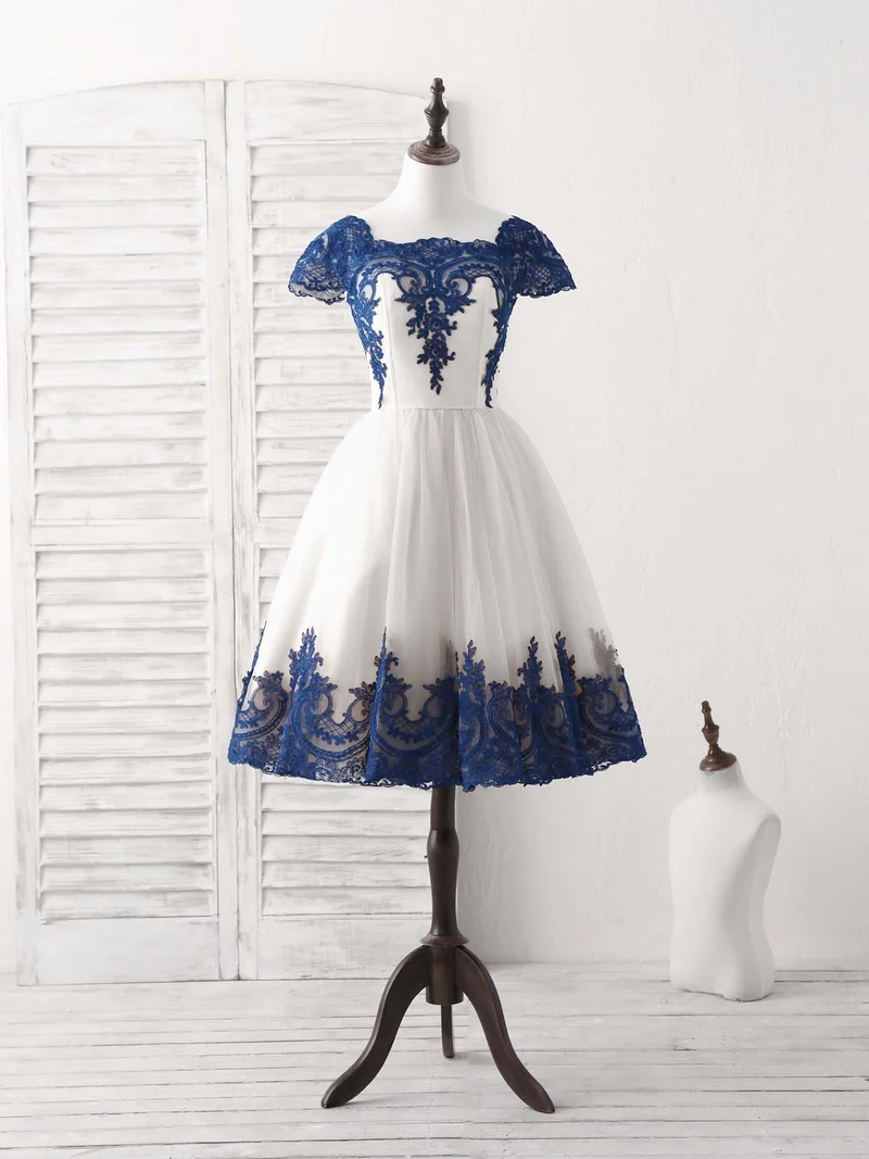 Robe de bal courte élégante en tulle blanc avec appliques en dentelle pour occasions spéciales