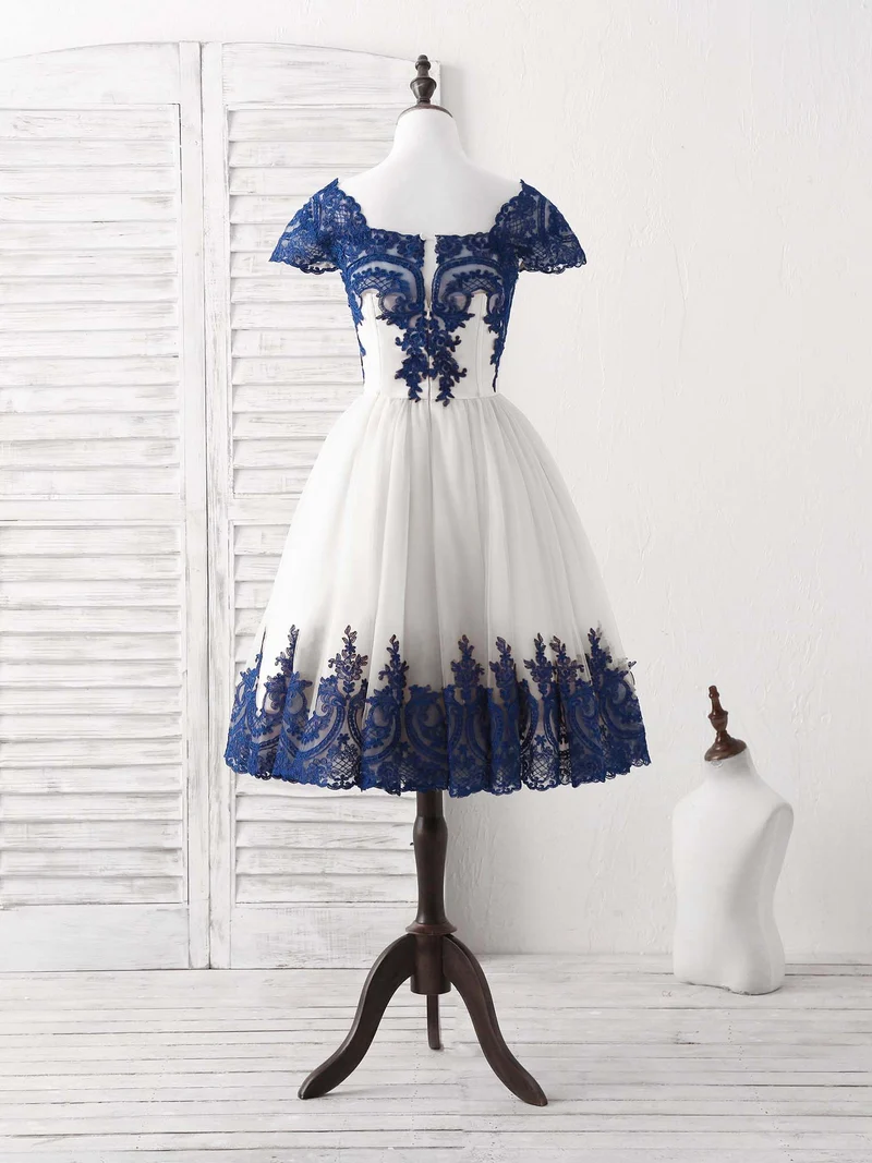 Robe de bal courte élégante en tulle blanc avec appliques en dentelle pour occasions spéciales