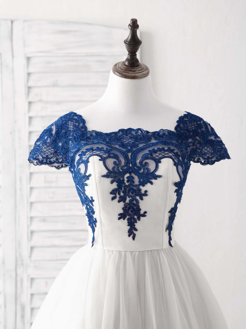 Robe de bal courte élégante en tulle blanc avec appliques en dentelle pour occasions spéciales