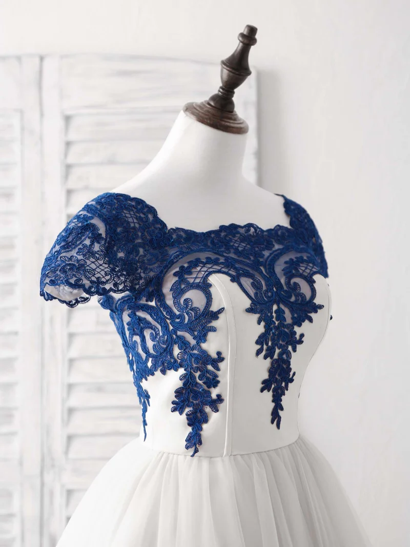Robe de bal courte élégante en tulle blanc avec appliques en dentelle pour occasions spéciales