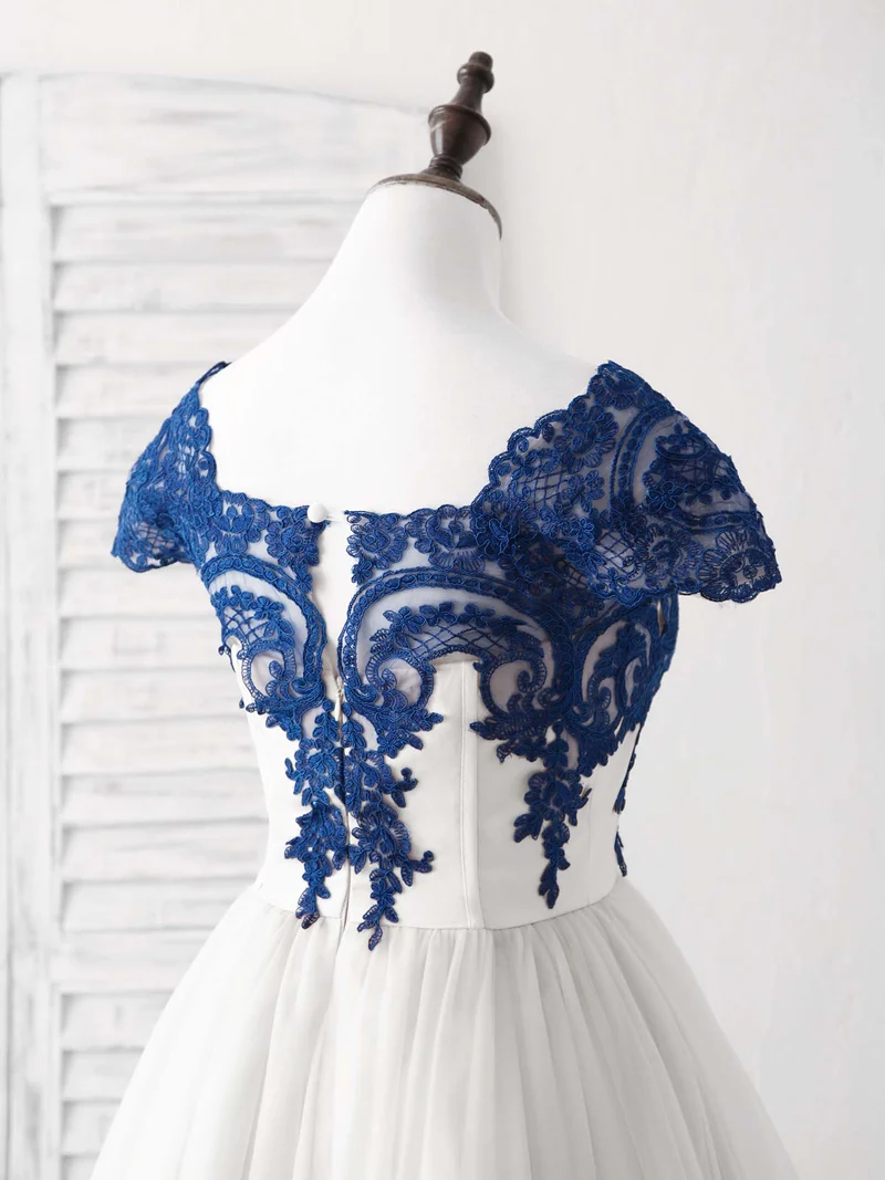 Robe de bal courte élégante en tulle blanc avec appliques en dentelle pour occasions spéciales