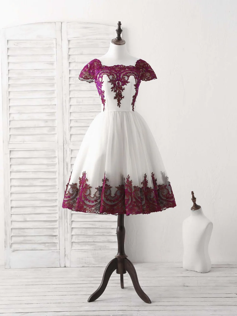Robe de bal courte élégante en tulle blanc avec appliques en dentelle pour occasions spéciales