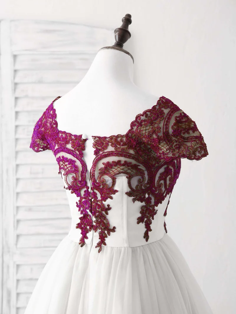 Robe de bal courte élégante en tulle blanc avec appliques en dentelle pour occasions spéciales