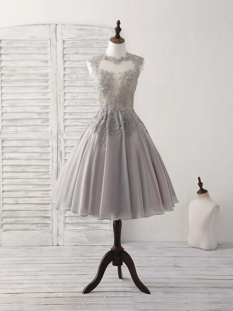Robe de bal courte élégante en mousseline de soie grise à col haut et dentelle