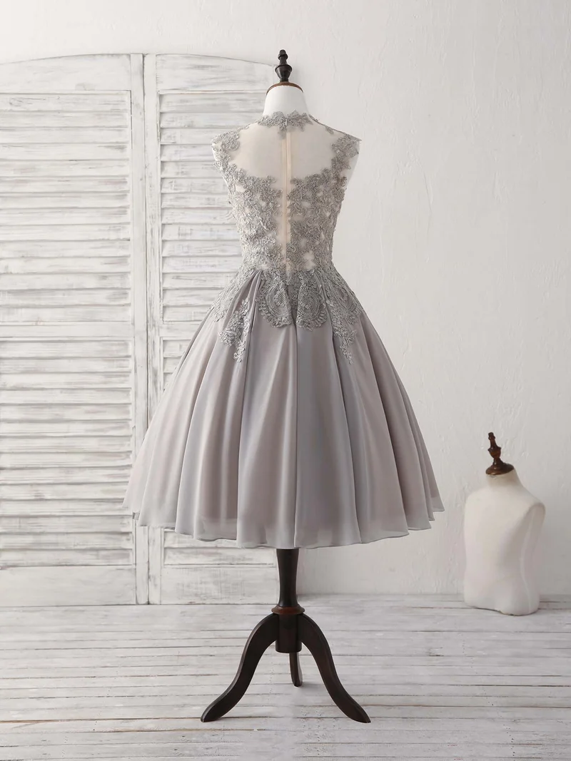 Robe de bal courte élégante en mousseline de soie grise à col haut et dentelle