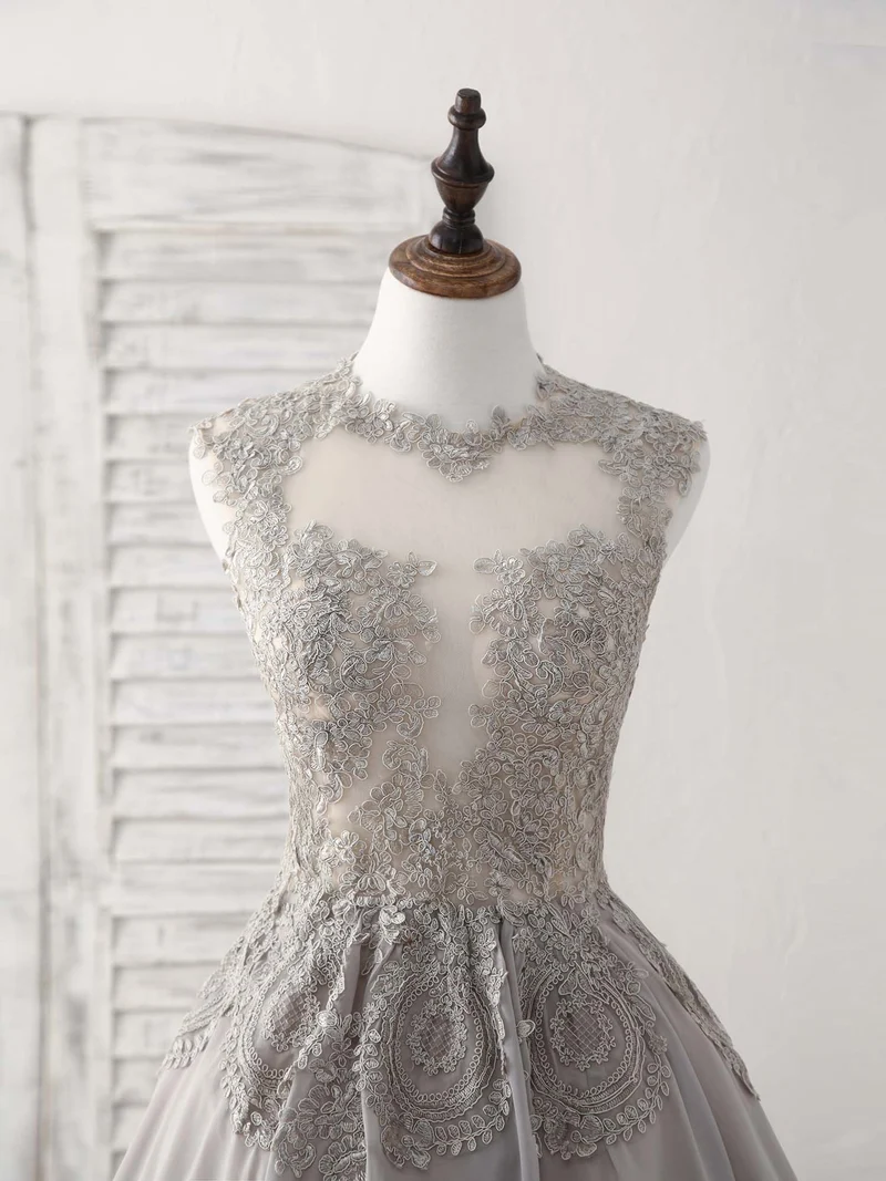 Robe de bal courte élégante en mousseline de soie grise à col haut et dentelle