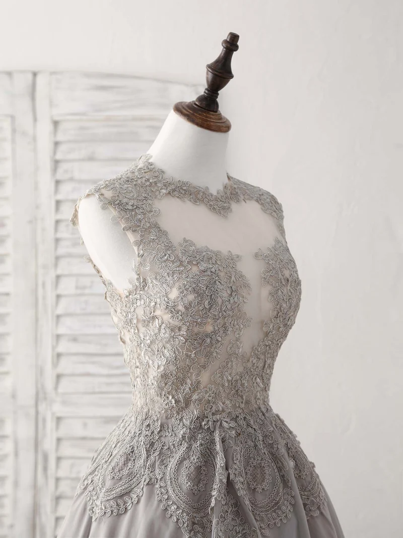 Robe de bal courte élégante en mousseline de soie grise à col haut et dentelle