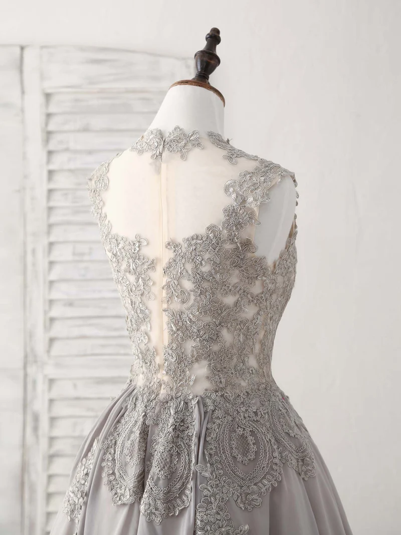 Robe de bal courte élégante en mousseline de soie grise à col haut et dentelle