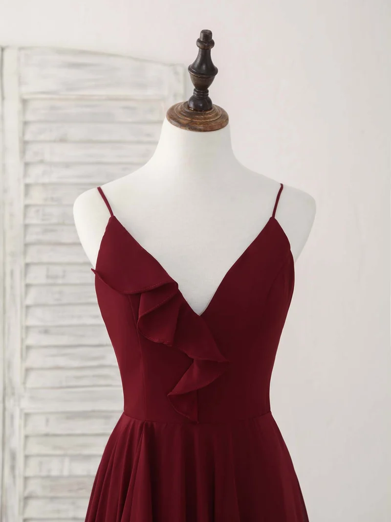 Robe élégante en mousseline bordeaux à col en V : parfaite pour une robe de bal ou de demoiselle d'honneur