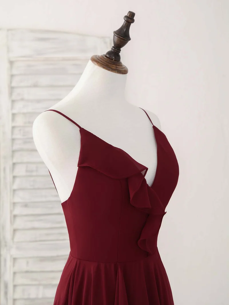 Robe élégante en mousseline bordeaux à col en V : parfaite pour une robe de bal ou de demoiselle d'honneur
