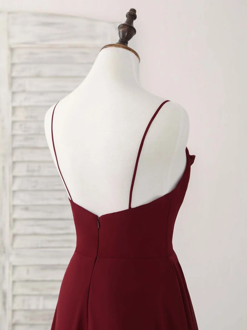 Robe élégante en mousseline bordeaux à col en V : parfaite pour une robe de bal ou de demoiselle d'honneur