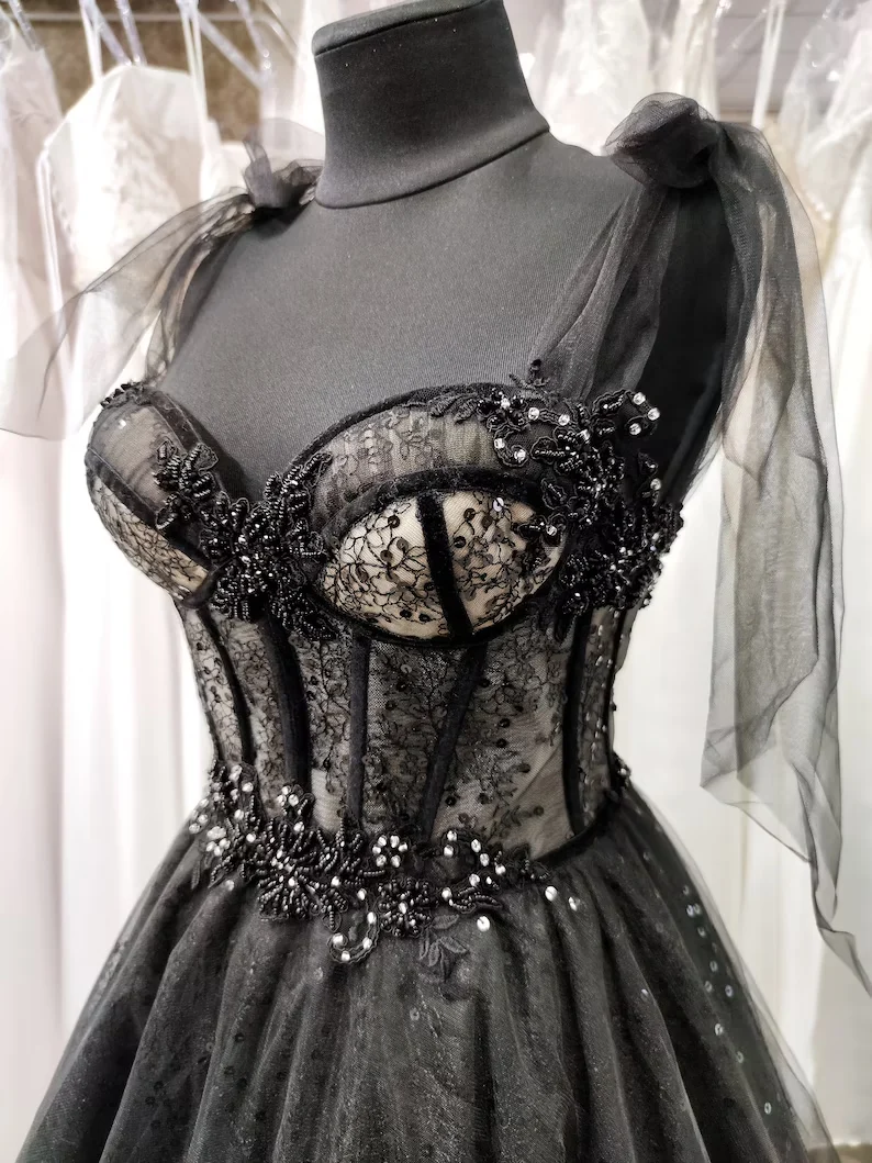 Robe de mariée noire élégante avec appliques en dentelle perlée - Superbe robe de mariée