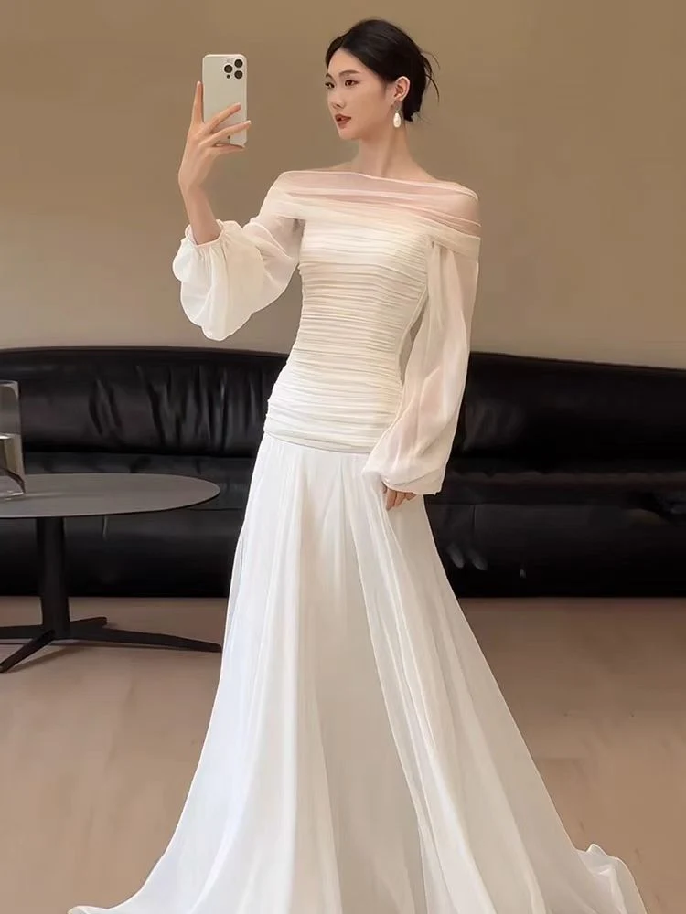 Robe de mariée plissée en mousseline de soie 100 % à épaules dénudées et manches longues bouffantes