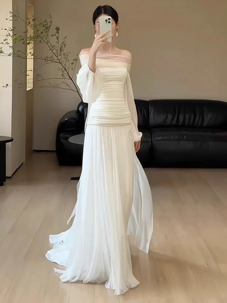 Robe de mariée plissée en mousseline de soie 100 % à épaules dénudées et manches longues bouffantes