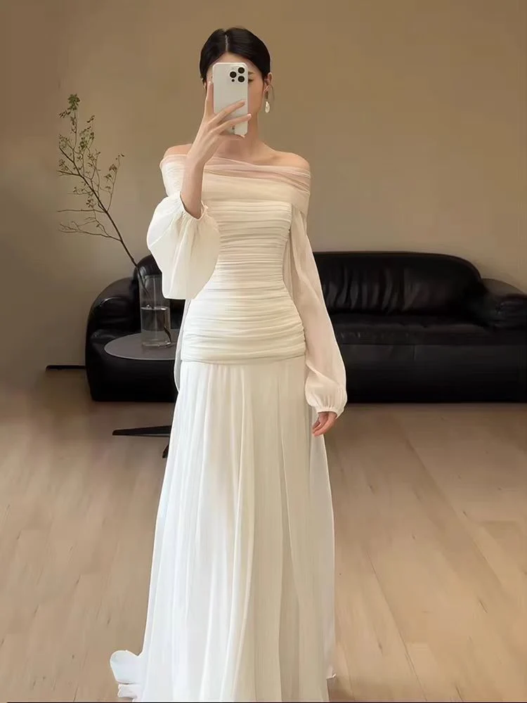 Robe de mariée plissée en mousseline de soie 100 % à épaules dénudées et manches longues bouffantes