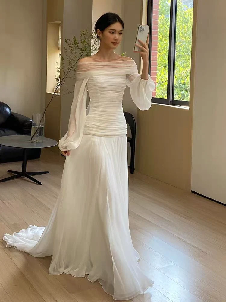 Robe de mariée plissée en mousseline de soie 100 % à épaules dénudées et manches longues bouffantes