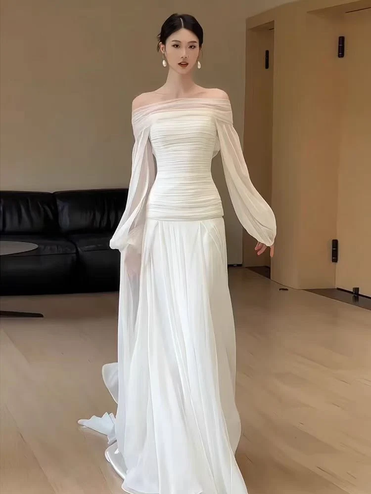 Robe de mariée plissée en mousseline de soie 100 % à épaules dénudées et manches longues bouffantes