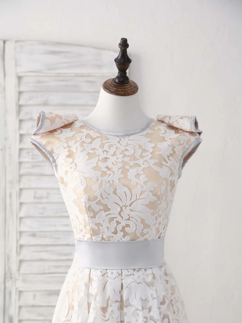 Robe de demoiselle d'honneur élégante en dentelle blanche à col rond