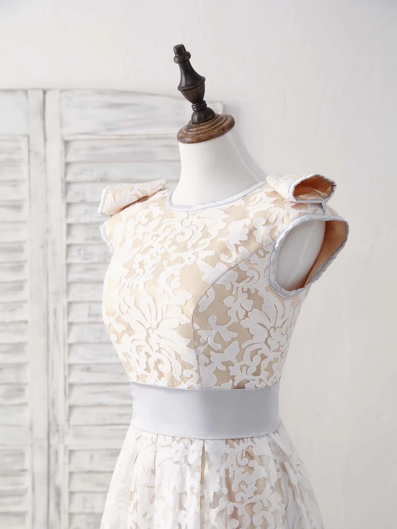 Robe de demoiselle d'honneur élégante en dentelle blanche à col rond