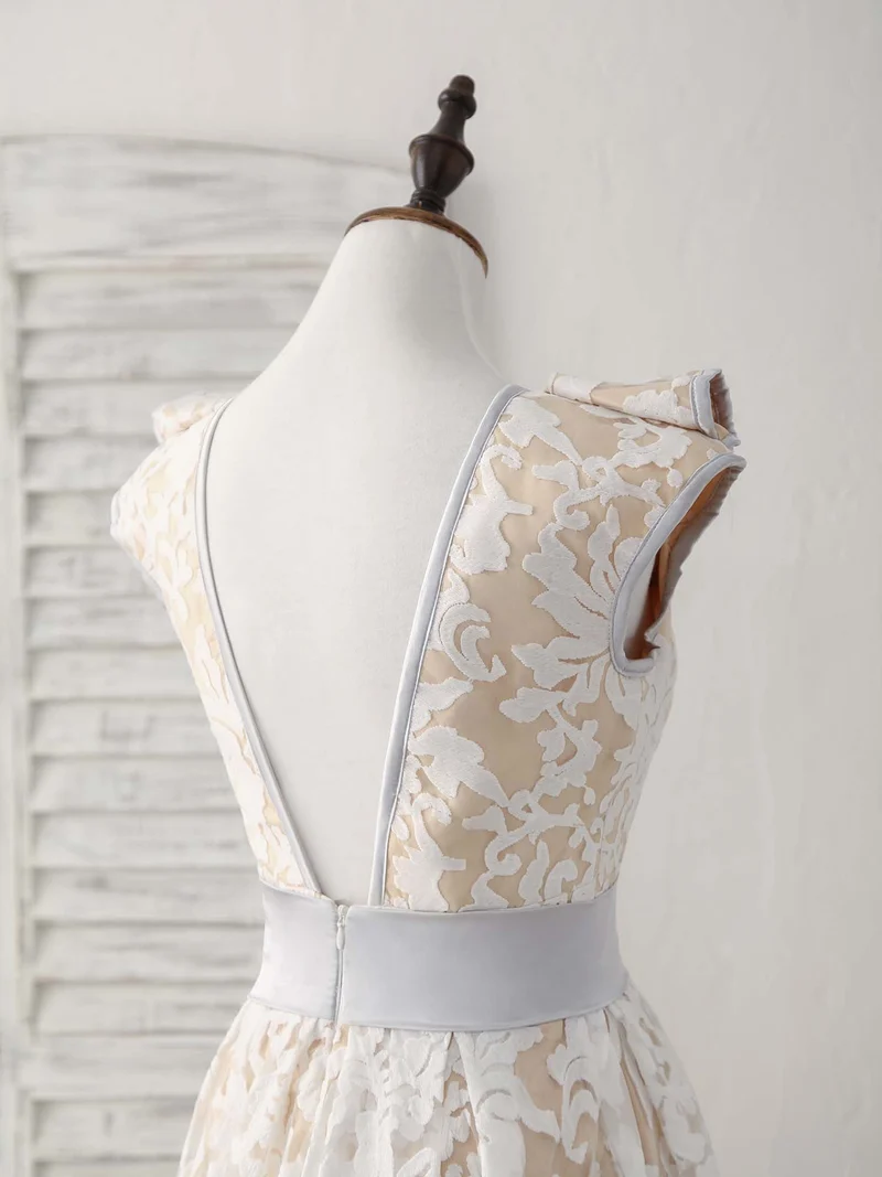 Robe de demoiselle d'honneur élégante en dentelle blanche à col rond