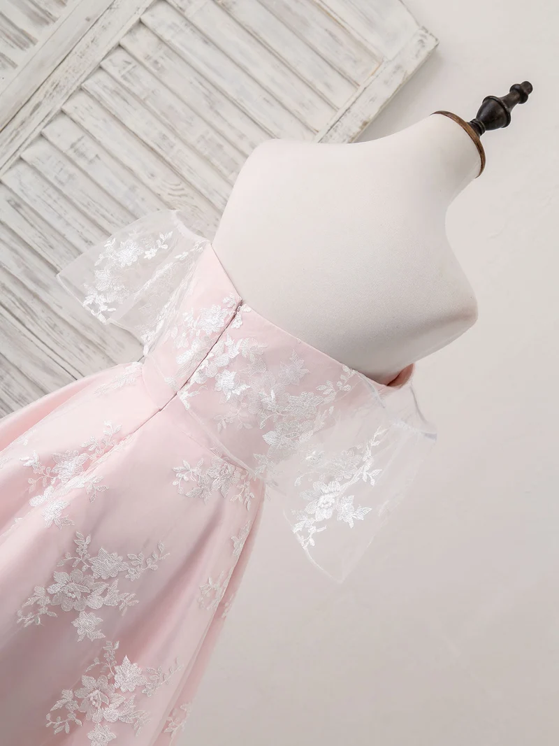 Robe de bal courte en tulle rose, élégante et décolletée en cœur, idéale pour les fêtes et les retrouvailles.