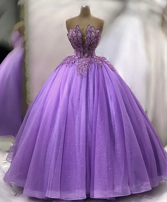 Robe de bal violette élégante : longue, sexy et parfaite pour tout gala