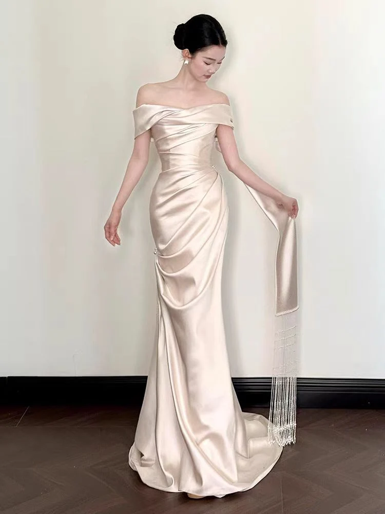 Robe de mariée asymétrique en satin de soie, simple et à épaules dénudées