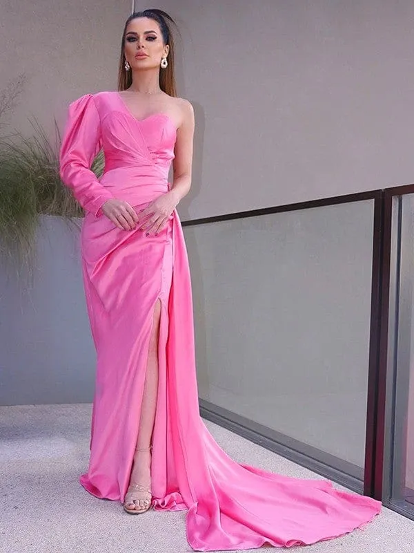 Robe de bal élégante à une épaule et manches longues en charmeuse froncée avec fente sur le devant