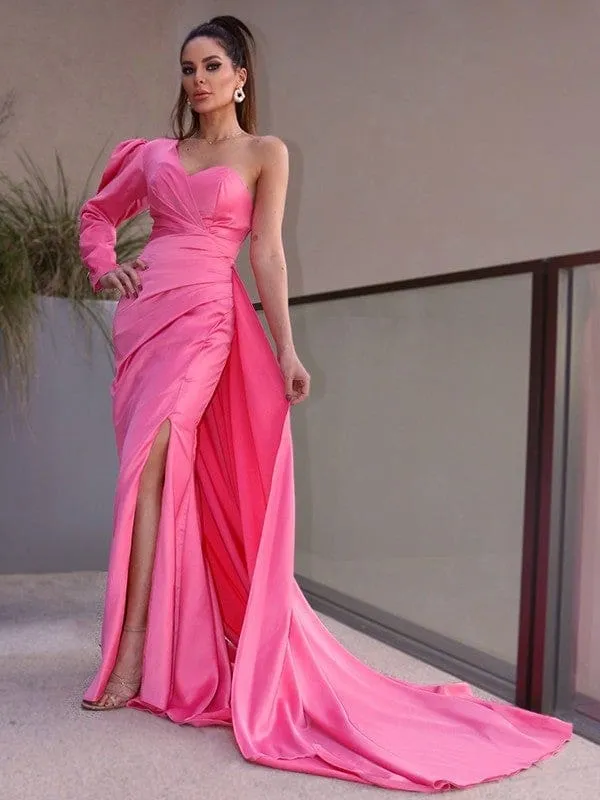 Robe de bal élégante à une épaule et manches longues en charmeuse froncée avec fente sur le devant
