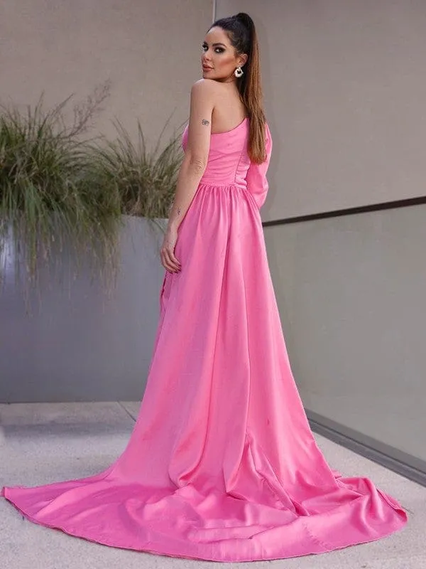 Robe de bal élégante à une épaule et manches longues en charmeuse froncée avec fente sur le devant