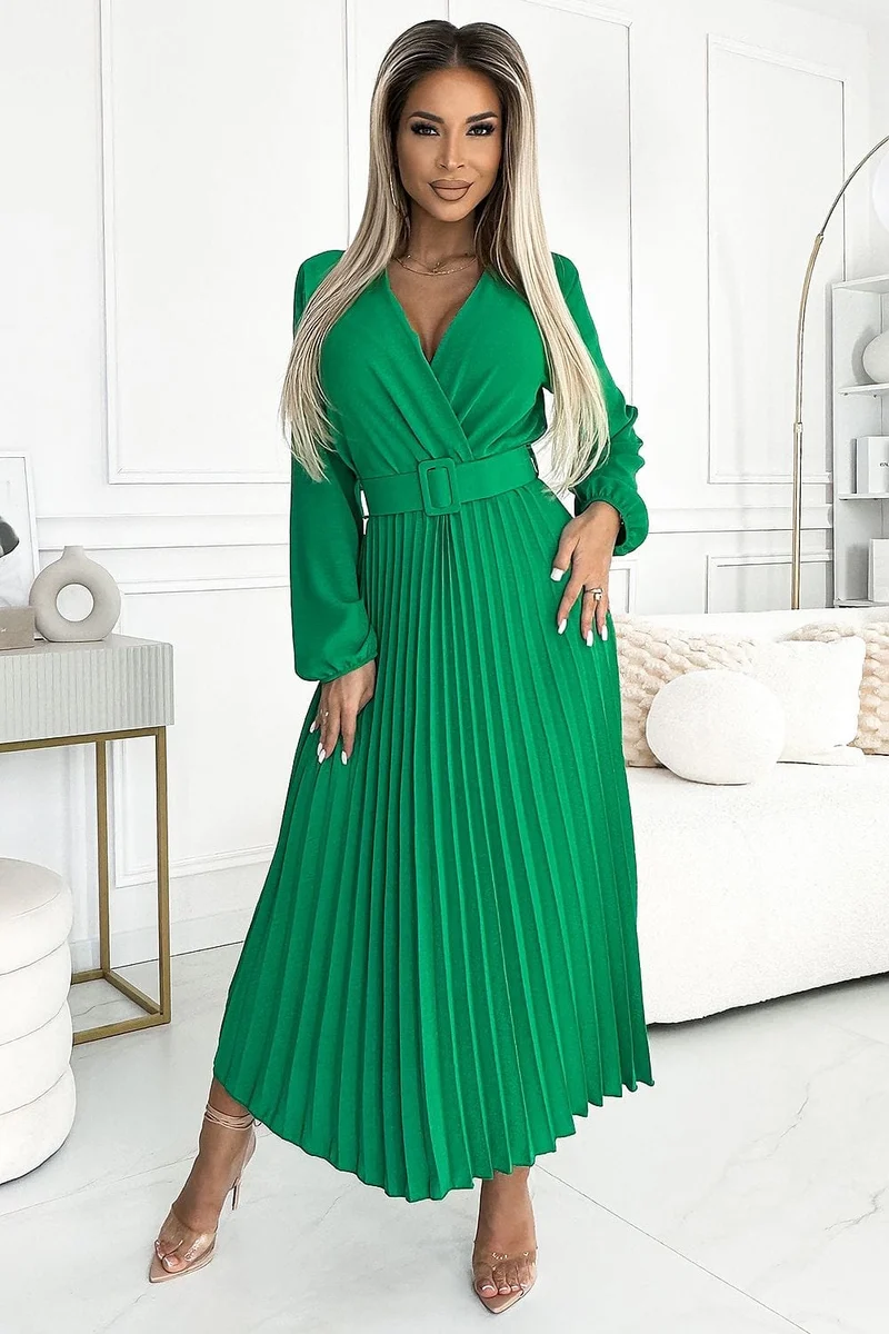 Robe plissée longue verte ceinturée