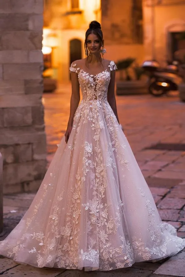 Robe de mariée élégante à paillettes, coupe bateau, avec des appliques en dentelle délicates et un design dos nu