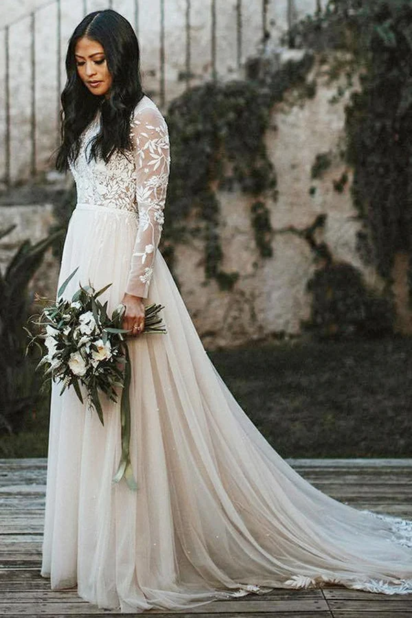 Robe de mariée élégante en dentelle, coupe trapèze, manches longues, traîne et décolleté dégagé