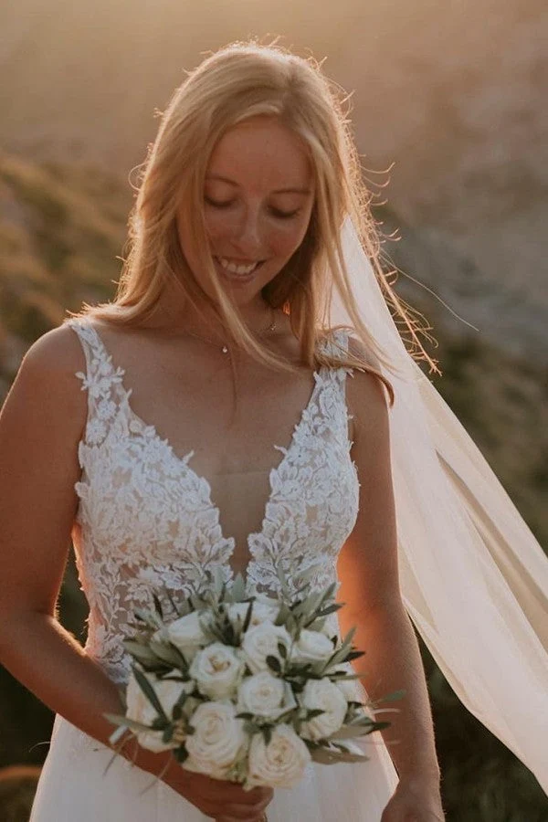 Robe de mariée bohème élégante en tulle et dentelle, coupe trapèze et col en V, pour mariées modestes
