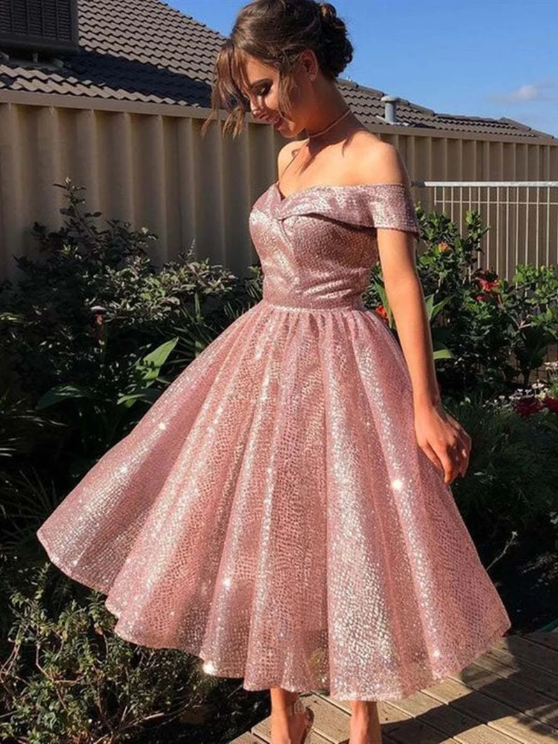 Robe de bal rose scintillante à épaules dénudées et longueur genou : robe de soirée scintillante