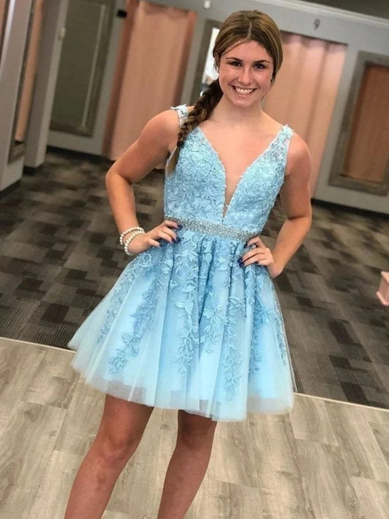 Superbe robe de bal courte en dentelle bleu clair à col en V et ceinture pour le retour à la maison