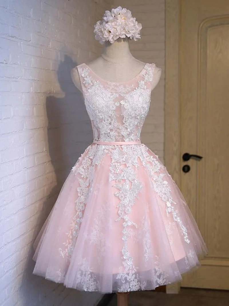 Robe de bal élégante en dentelle rose : col rond court, parfaite pour une remise de diplôme ou un retour à la maison