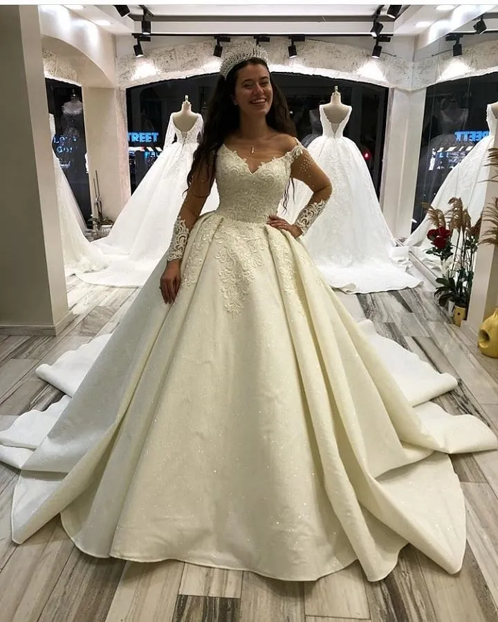 Robe de mariée élégante en satin à manches longues et décolleté en cœur avec appliques