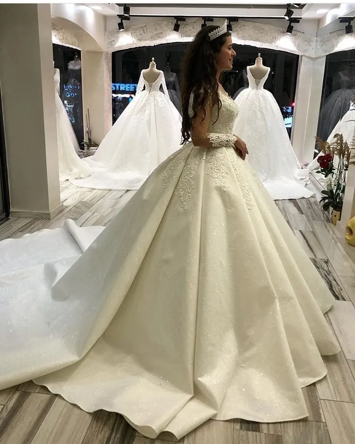 Robe de mariée élégante en satin à manches longues et décolleté en cœur avec appliques