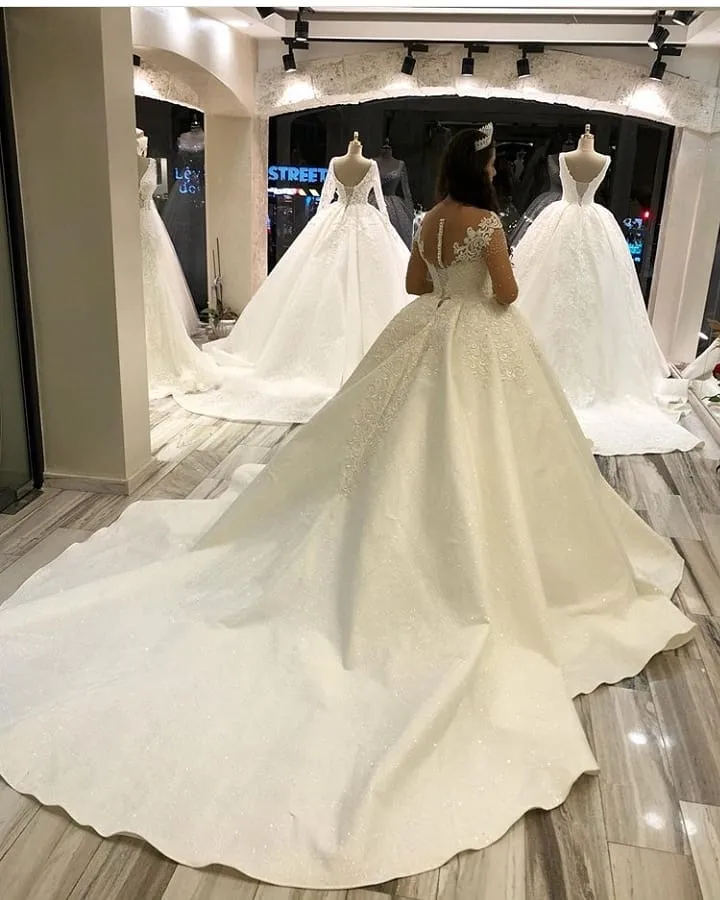 Robe de mariée élégante en satin à manches longues et décolleté en cœur avec appliques
