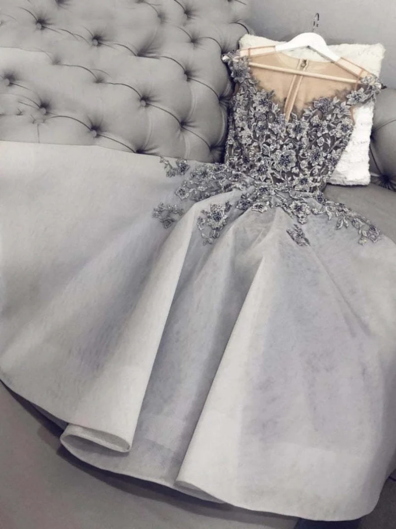 Robe de bal courte et élégante en dentelle florale grise, coupe trapèze, col rond