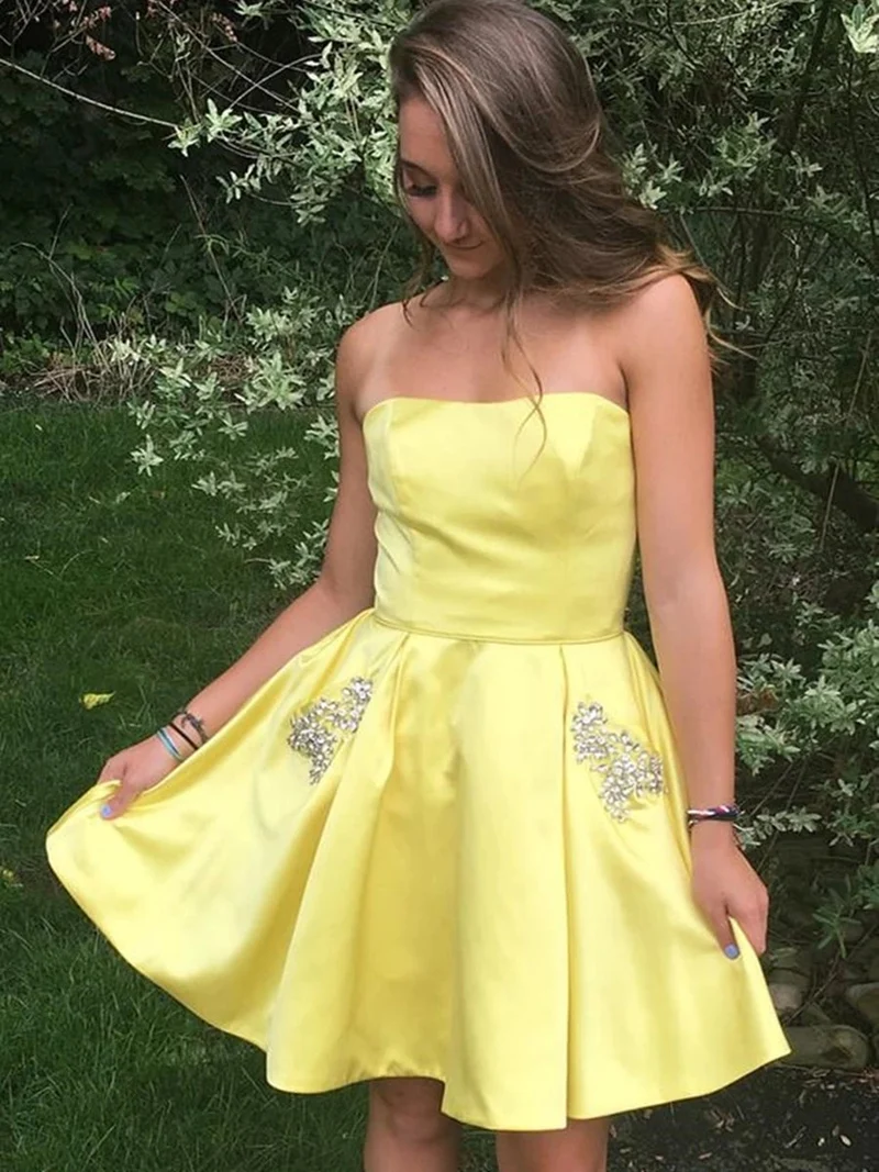 Robe de bal courte jaune élégante sans bretelles avec poches, coupe trapèze en satin