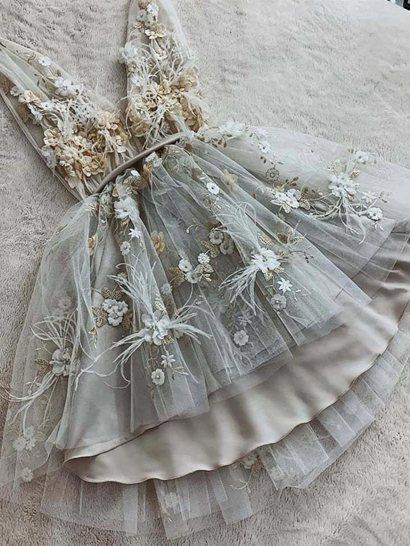 Robe de bal élégante à col en V et dentelle grise à fleurs : robe courte, formelle, de remise de diplôme, de retour à la maison