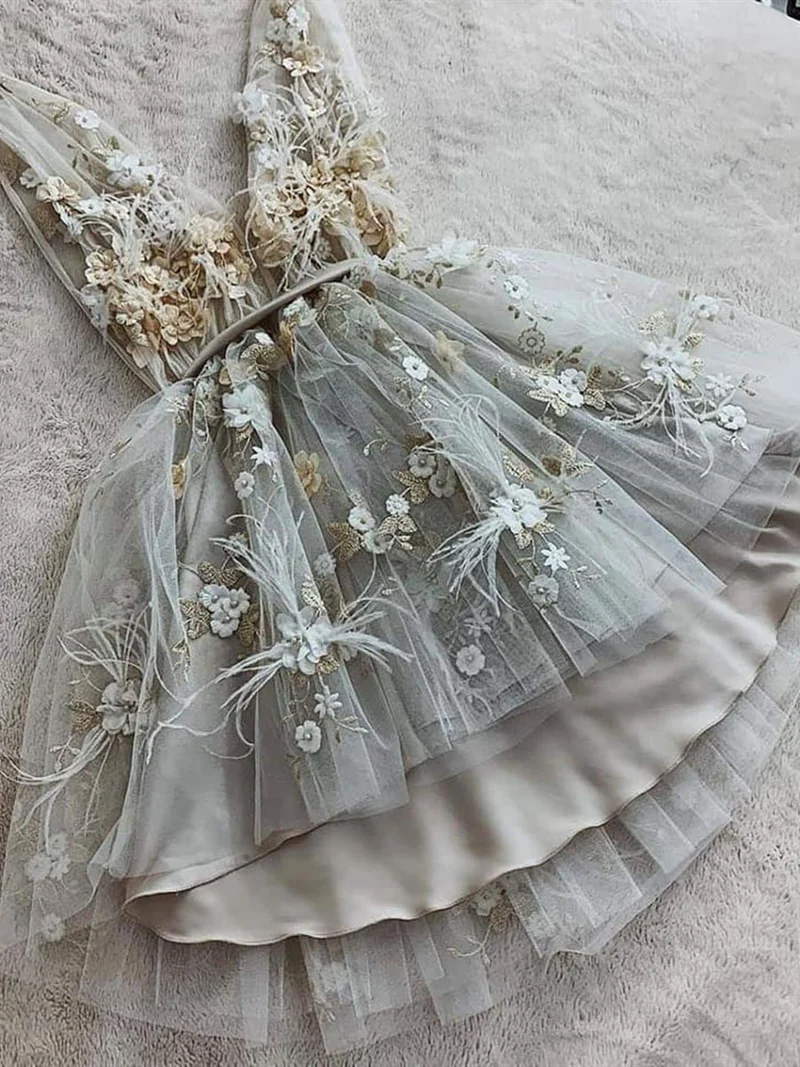 Robe de bal élégante à col en V et dentelle grise à fleurs : robe courte, formelle, de remise de diplôme, de retour à la maison