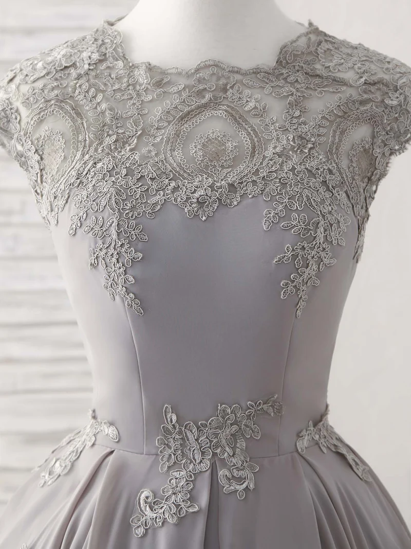 Robe de bal courte grise élégante à col rond et dentelle, parfaite pour une demoiselle d'honneur