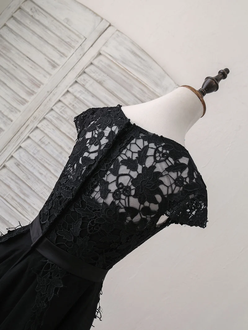 Robe de bal courte noire élégante à col rond et appliques en tulle et dentelle, style bal de fin d'année