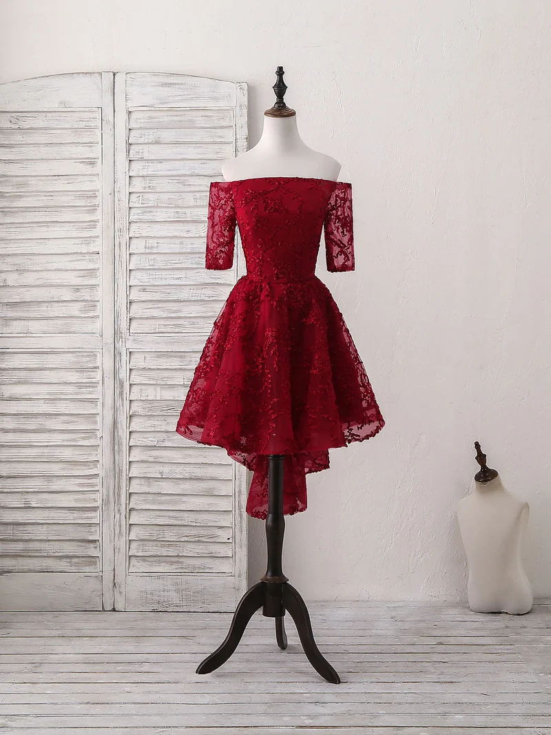 Robe de bal courte élégante en dentelle bordeaux : tenue parfaite pour un retour à la maison ou une fête