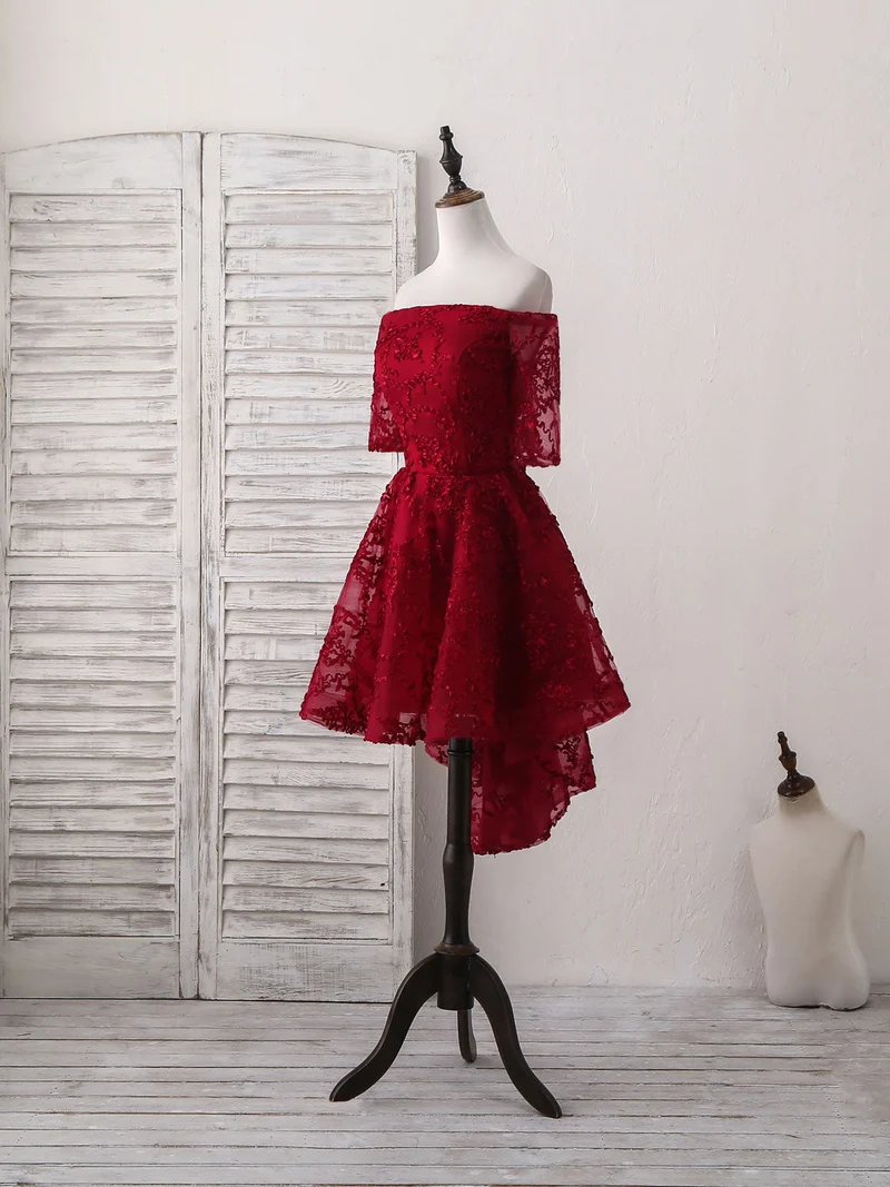 Robe de bal courte élégante en dentelle bordeaux : tenue parfaite pour un retour à la maison ou une fête
